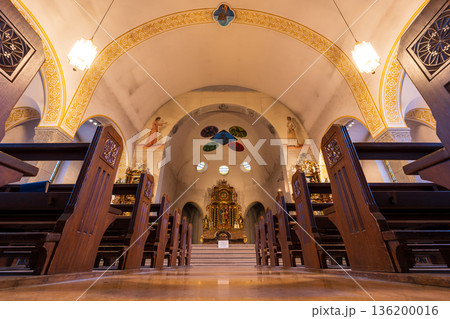 聖マウリティウス教区教会の内部と祭壇。ツェルマット、ヴァレー州、スイス  136200016