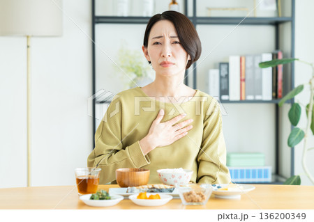 食が進まないミドルの女性 食が進まないミドルの女性 136200349