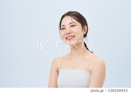 キャミソール姿の若い女性 キャミソール姿の若い女性 136200455