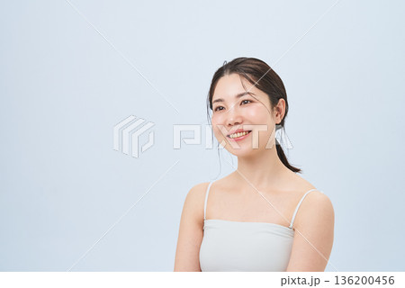 キャミソール姿の若い女性 キャミソール姿の若い女性 136200456