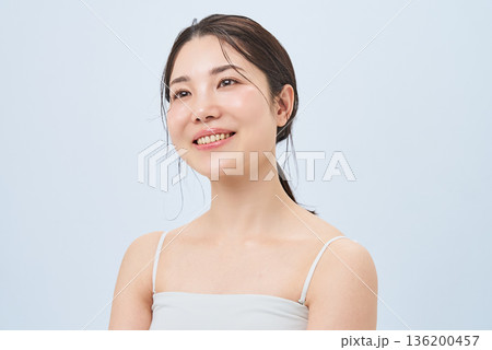 キャミソール姿の若い女性 キャミソール姿の若い女性 136200457