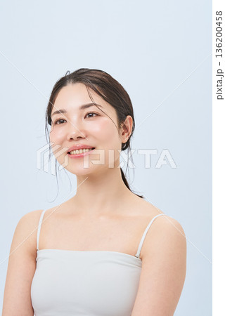 キャミソール姿の若い女性 キャミソール姿の若い女性 136200458