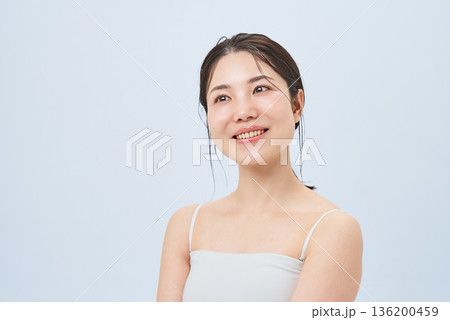 キャミソール姿の若い女性 136200459