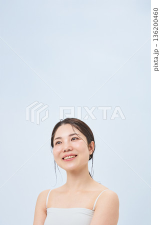 キャミソール姿の若い女性 136200460