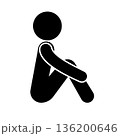 三角座りのシルエットアイコン 136200646