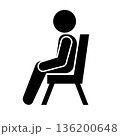 椅子に座る人のピクトグラム シルエット 136200648