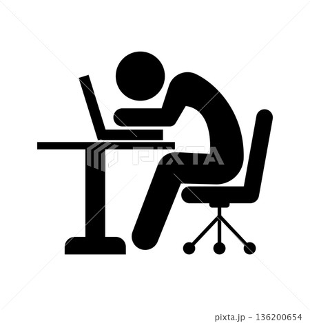 集中してパソコン作業する人のシルエット 136200654