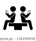 ベンチに座ってスマホを見ている人々のシルエットアイコン 136200656