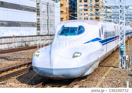 日本の横浜都市景観インバウンド続く…新横浜駅前の新幹線や横浜プリンスホテル（左）などを望む。新時代へ 136200732