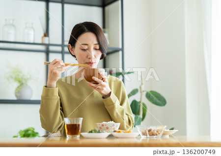 朝ご飯で味噌汁を飲むミドルの女性 136200749