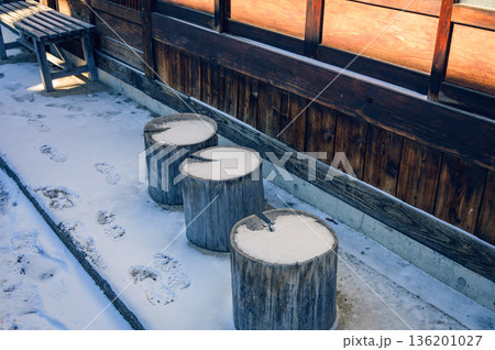 【奈良井宿】丸太椅子と雪【木曽路】 136201027