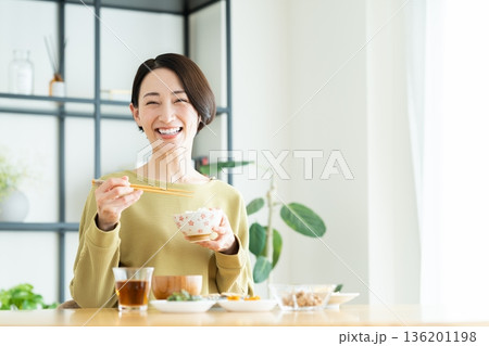 朝ご飯を食べるミドルの女性　 136201198