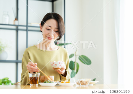 朝ご飯を食べるミドルの女性　 136201199