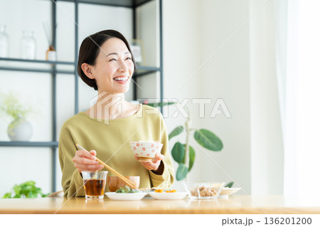 朝ご飯を食べるミドルの女性　 136201200