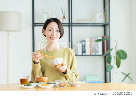 朝ご飯を食べるミドルの女性　 136201205