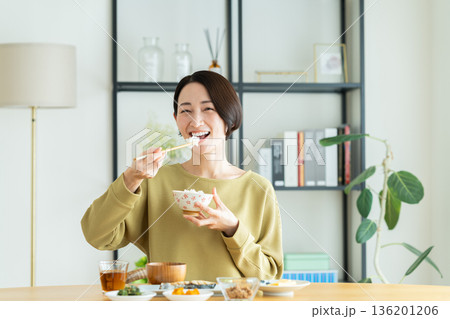 朝ご飯を食べるミドルの女性　 136201206