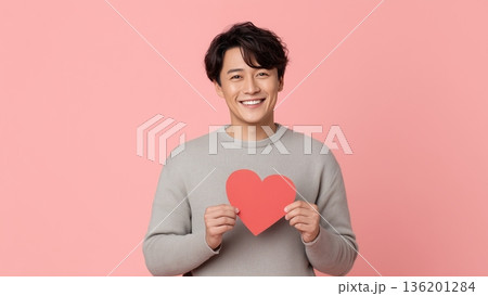 ハートを持つ男性 136201284