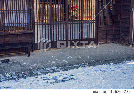 【奈良井宿】格子戸の玄関と雪【木曽路】 【奈良井宿】格子戸の玄関と雪【木曽路】 136201289