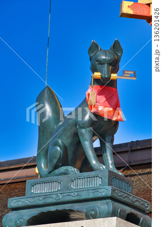 京都　伏見稲荷大社　狛狐（京都府京都市伏見区） 136201426