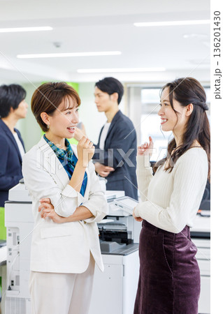 オフィスで立ってミーティングするビジネスパーソン 136201430