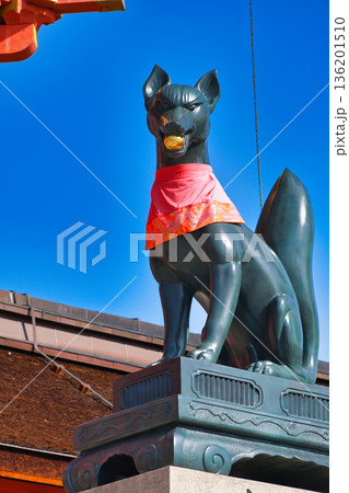 京都　伏見稲荷大社　狛狐（京都府京都市伏見区） 136201510