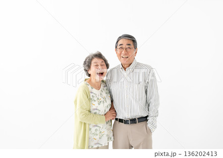 寄り添うシニア夫婦 寄り添うシニア夫婦 136202413
