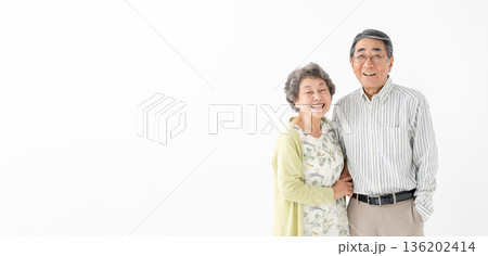 寄り添うシニア夫婦 寄り添うシニア夫婦 136202414