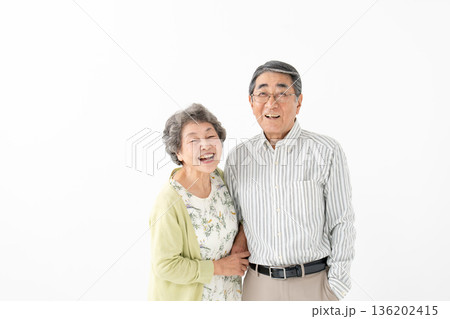寄り添うシニア夫婦 寄り添うシニア夫婦 136202415