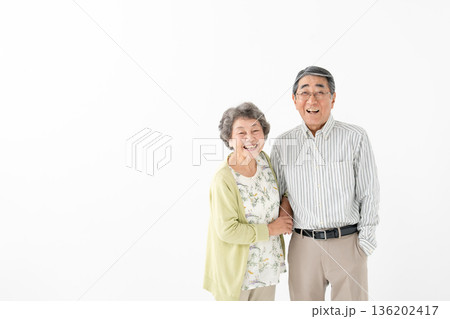 寄り添うシニア夫婦 136202417