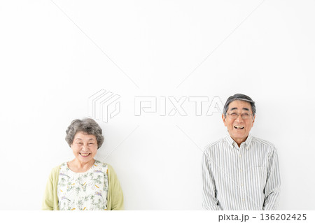 仲良し　シニア夫婦 136202425