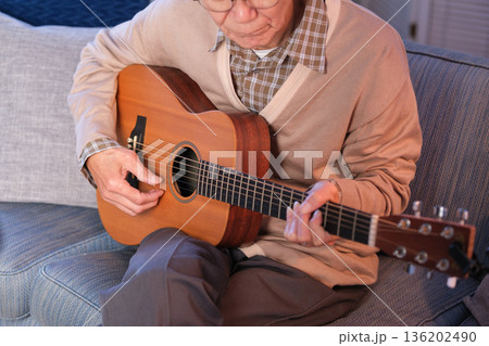 シニア男性 趣味 ギター シニア男性 趣味 ギター 136202490