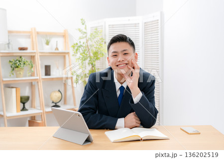 男子　10代　勉強　笑顔 136202519