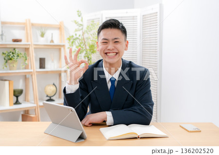 男子　10代　勉強　OK 136202520