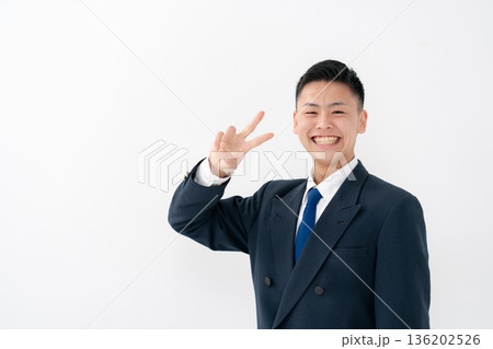 男子　10代　制服　ピース 136202526