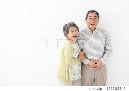 仲良しシニア夫婦 仲良しシニア夫婦 136202543