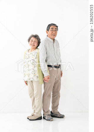仲良しシニア夫婦 縦 仲良しシニア夫婦 縦 136202555