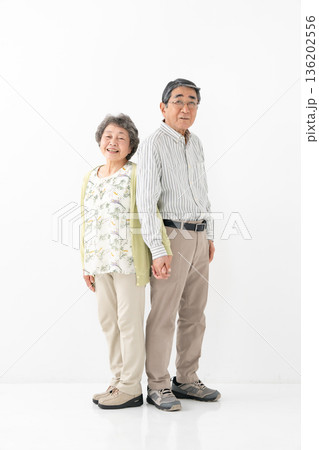 仲良しシニア夫婦 縦 仲良しシニア夫婦 縦 136202556