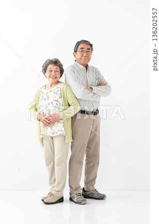 仲良しシニア夫婦　縦 136202557