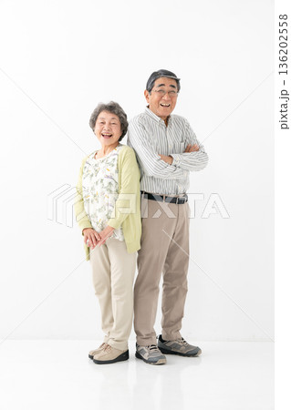 仲良しシニア夫婦 縦 仲良しシニア夫婦 縦 136202558