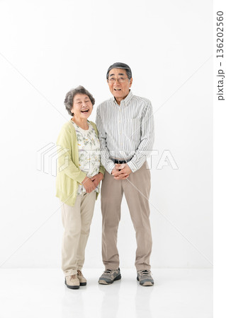 仲良しシニア夫婦　縦 136202560
