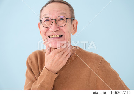 笑うおじいちゃん 136202710