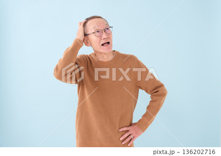 悩むおじいちゃん　物忘れ 136202716