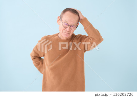 悩むおじいちゃん　物忘れ 136202726