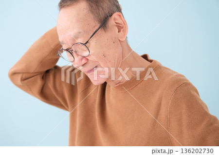 悩むおじいちゃん 物忘れ 悩むおじいちゃん 物忘れ 136202730