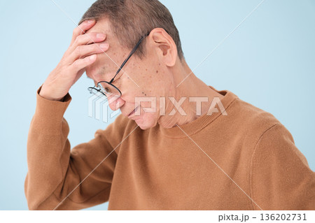 悩むおじいちゃん　物忘れ 136202731