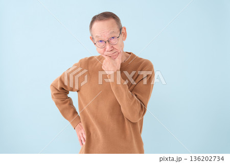 悩むおじいちゃん 物忘れ 悩むおじいちゃん 物忘れ 136202734