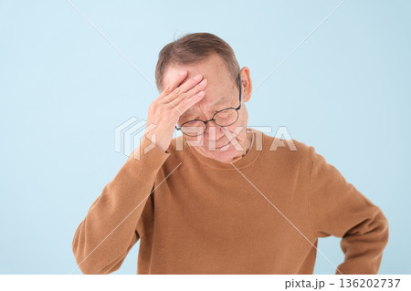 悩むおじいちゃん 物忘れ 悩むおじいちゃん 物忘れ 136202737