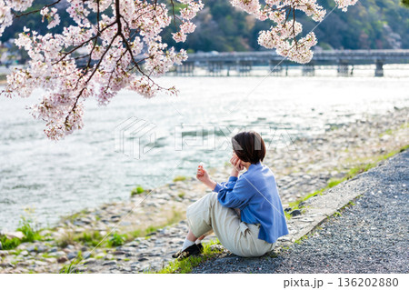桜の名所を観光する女性 桜の名所を観光する女性 136202880