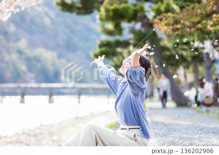 桜の名所を観光する女性 136202906