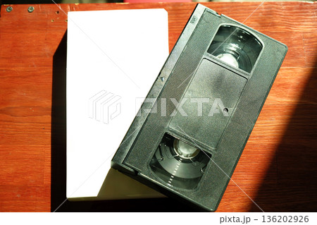 日差しを浴びるVHSビデオテープとケース 昭和・平成の記憶を呼び覚ます素材 日差しを浴びるVHSビデオテープとケース 昭和・平成の記憶を呼び覚ます素材 136202926